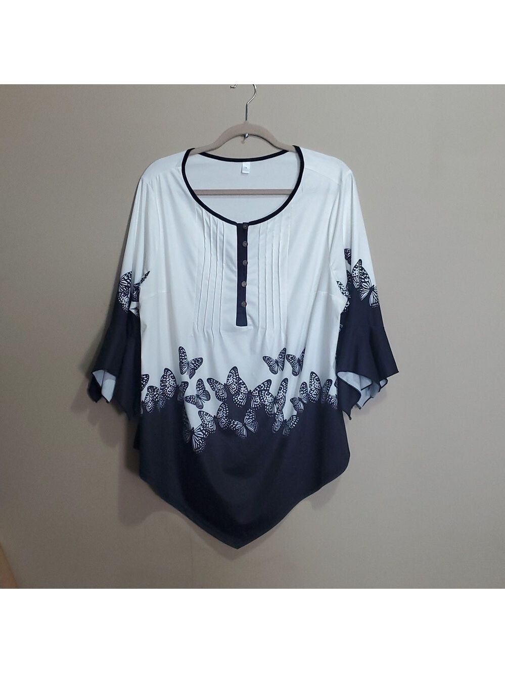 Plus size back and white Butterfly top size 1x